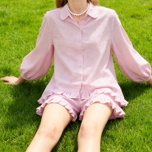 เสื้อเบลาส์แต่งระบายแขนพองลายทางแฟชั่นสำหรับผู้หญิงและกางเกงขาสั้นทรงหลวมชุด2ชิ้นแบบลำลอง - Product Image 2