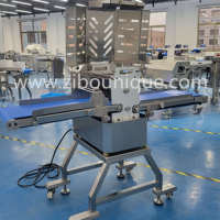 Machine à découper et à trancher la viande de porc, de bœuf et de poulet en bandes de largeur variable, pour la préparation de tranches de poitrine de poulet