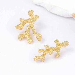 ต่างหูทรงหยดน้ำสีคอรัลแบบอสมมาตรสำหรับผู้หญิงระดับไฮเอนด์ ดีไซน์เรียบหรู ลายดอกไม้ ชุบทอง ผลิตจากโลหะผสม เหมาะสำหรับสไตล์วันหยุดพักผ่อน - Product Image 4