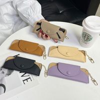 Étui à lunettes minimaliste en cuir PU avec breloque, pochette suspendue à bouton-pression, support de lunettes portable et élégant