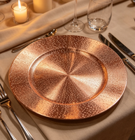 Assiettes de présentation de luxe en PP texturé à pois dorés de 13 pouces pour mariages et événements