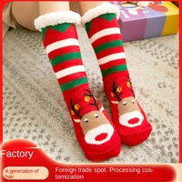 Chaussettes d'hiver mi-mollet à motif de dessin animé pour femmes, très vendues, pantoufles d'intérieur, épaisses, rembourrées, respirantes, antidérapantes, avec logo intégré