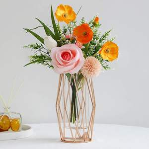 Florero de metal pulido de alta calidad con diseño moderno para uso decorativo en hogares, oficinas o espacios para eventos - Product Image 1