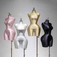Robe mi-longue de style européen pour femmes grandes tailles. Magasin de vêtements pour femmes. Présentoir de sous-vêtements et mannequin de présentation. Mousses de polyuréthane