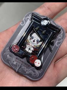 Skullpanda authentique la <span class=keywords><strong>famille</strong></span> Addams boîte aveugle insigne broche insigne mignon tendance ornements décoratifs autour. - Product Image 6