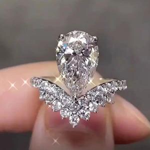 Elegante anello a corona per donna, design con pietra a goccia intarsiata, gioielli alla moda per tutti i giorni - Product Image 1