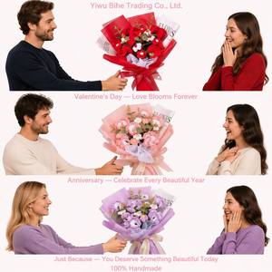 Ramo de Claveles y Rosas Tejidos a Crochet, Hechos a Mano en China, Regalo para el Día de la Madre y Días Festivos para Mamá y Novia - Product Image 5