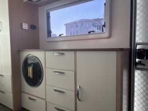 Caravane tout-terrain de luxe AL-KO AKS de 6,9 m, remorquable par SUV, en aluminium, avec suspension indépendante pour l'aventure en camping - Product Image 3