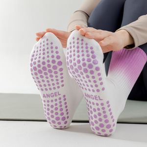 Nouveau design personnalisé Tie-Dye Yoga chaussettes femmes Design broderie Logo Pilates chaussette Fitness <span class=keywords><strong>dégradé</strong></span> Pilates Grip chaussettes - Product Image 4