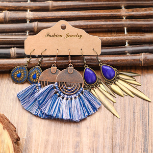 Boucles d'oreilles pendantes bohèmes en alliage plaqué bronze antique avec pompons pour femme – Bijoux de mode pour soirée - Product Image 2