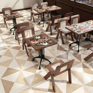 Table de restaurant pliable en tuiles patchwork vintage colorées, chaise en noyer perforée ajourée, petit mobilier de café occidental, vente en gros - Product Image 1