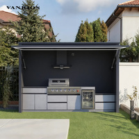 Cuisine extérieure tout-en-un personnalisée avec réfrigérateur, évier, armoire de rangement et porte rétractable