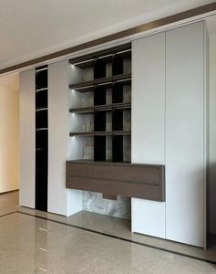 Système de garde-robe moderne et minimaliste, portes coulissantes pleine hauteur, rails dissimulés, vitrine <span class=keywords><strong>intégrée</strong></span> - Product Image 1