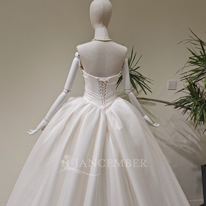 Vestido de Novia Clásico Moderno LY146 con Cuello Barco, Volantes, Color Marfil, con Encaje, Flores de Cristal y Cola Larga Tipo Capilla - Product Image 4