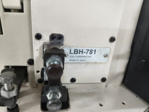 <span class=keywords><strong>Machine</strong></span> à coudre industrielle à boutonnières <span class=keywords><strong>JUKI</strong></span> LBH-781 d'<span class=keywords><strong>occasion</strong></span>, 90% neuve - Product Image 3