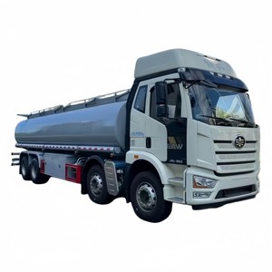 Camion-citerne FAW 8x4 30000L à livraison directe d'usine, camion de livraison de carburant avec réservoir multi-compartiments pour marchandises inflammables et dangereuses - Product Image 1