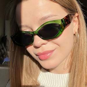 Gafas de Sol Ovaladas Coloridas Retro de Moda Popular 2022, Gafas de Sol de Ojo de Gato Poligonales para Mujer - Product Image 2