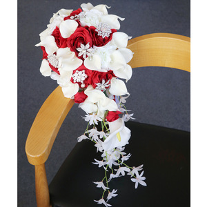 Bouquet de mariée style forêt pour mariage en extérieur et Saint-Valentin, avec lys Calla en PU, boucle diamant et motif goutte d'eau cascade, pour photos - Product Image 2