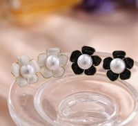 Anting-anting kancing perak desain bunga mode perhiasan anting-anting kancing mutiara air tawar 5-6mm