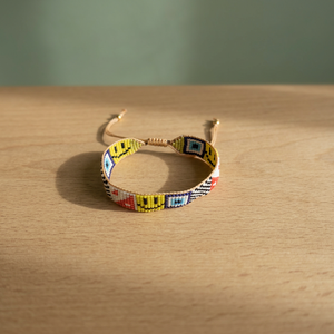 Bracelet artisanal Sstringz en perles Miyuki Delica multicolores avec motif visage souriant jaune, motif œil bleu et motif à carreaux noir et blanc - Product Image 2