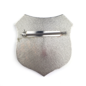 תג סיכה מתכתי מצופה אמייל של משמר מעבר חציה לבית ספר עם לוגו וטקסט מותאמים אישית - Product Image 2