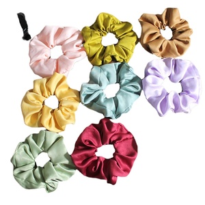Vente en gros : Chouchous et élastiques à cheveux pour femmes, en satin de polyester, couleur unie, grande élasticité, style simple et tendance - Product Image 1