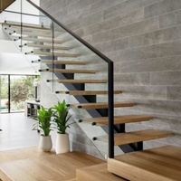 Escalier droit de style loft industriel, structure en acier apparente avec marches en bois