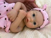 Poupée de mode en silicone lestée de 13 pouces [NON en vinyle] Jouet éducatif en peluche Reborn avec accessoires et boîte cadeau