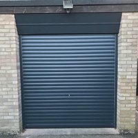 Vente directe du fabricant : Porte de garage à enroulement électrique avec grille de fenêtre ventilée et porte de sécurité à cadre métallique