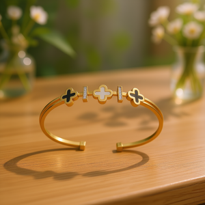 Bracciale a Polsino Angelina in Acciaio Inossidabile Placcato Oro con Design a Tre Fiori, Gioielli alla Moda per Donne - Product Image 2