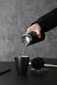 ขวดน้ำอัจฉริยะสแตนเลสสองชั้น 16 ออนซ์ ลดราคาพิเศษ พร้อมหน้าจอ LED แสดงอุณหภูมิ ใช้พลังงานแบตเตอรี่ ดีไซน์คลาสสิก เก็บความร้อน/เย็น - Product Image 2