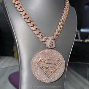 Kustom liontin huruf <span class=keywords><strong>Superman</strong></span> penuh es keluar bulat moissanite 925 perak murni pelat bulat mode berat liontin perhiasan - Product Image 2