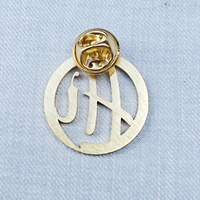 Badges en acier inoxydable de luxe plaqués or 24 carats personnalisés avec des strass, gravures, motifs gravés, impression UV, marque JINFUJIA