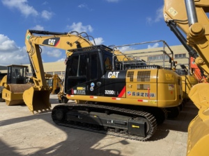 Excavatrice sur chenilles d'occasion d'origine japonaise CAT 320D2L, 20 tonnes, de taille moyenne, avec chenilles longues, prête pour l'expédition maritime. - Product Image 5