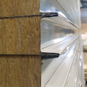 Panneau sandwich en laine de roche ondulé pour toiture et décoration murale de bâtiments en structure métallique – Prix de gros - Product Image 1