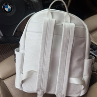 Mochila de Lujo Blanca para Viajes al Aire Libre, Impermeable, a la Moda, Estilo Urbano, con Detalles de Cuero PU Tipo Lichi y Tachuelas Metálicas Cuadradas