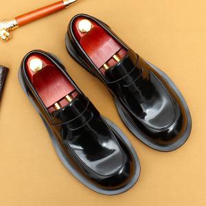 Mocasines de hombre de cuero genuino de punta ancha, de alta gama, con textura brillante y punta redonda. - Product Image 4