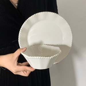 Ensemble de vaisselle en céramique blanche élégante irrégulière ensemble d'assiettes et de bols en porcelaine bord de perle pour événement de mariage - Product Image 5