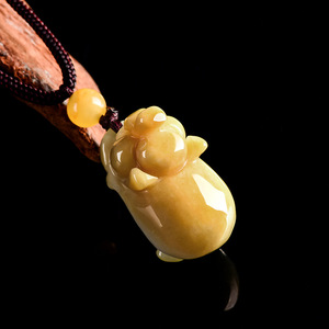 Ciondolo etnico tridimensionale in giada naturale della <span class=keywords><strong>Birmania</strong></span> a forma di maiale dello zodiaco, giallo, con effetto nebbia, grazioso, per uomo e donna - Product Image 2