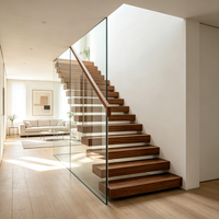 Escalier flottant avec garde-corps en verre, bois massif chêne foncé, escaliers en acier à cantilever