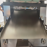 Machine d'emballage sous blister de lentilles de contact cosmétiques entièrement automatique