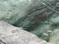 Fournisseur de dalles de quartzite en fuchsite naturelle pour revêtement mural de hall d'hôtel haut de gamme, comptoirs sur mesure et tables de bar