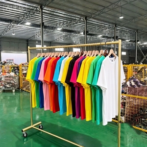 F4 Venta al por mayor de camisetas de marca usadas, sudaderas de segunda mano, <span class=keywords><strong>ropa</strong></span> de segunda mano en paquetes, mezcla de <span class=keywords><strong>ropa</strong></span> de moda Ukay para hombres y mujeres - Product Image 1