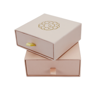 Petite boîte à bijoux en velours rose avec fermeture magnétique, design coulissant, finition laminée mate, recyclable