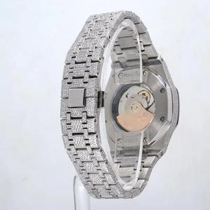 Reloj de Acero Inoxidable con Diamantes VVS de Diseño Único y Lujoso para Desfiles de Moda y Estilo de Celebridades, Disponible para la Venta - Product Image 2
