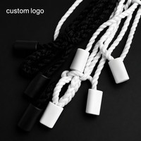 Étiquette suspendue en plastique vierge personnalisée avec cordon pour vêtements, support OEM ODM, personnalisation du logo de marque en relief