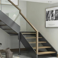 Escalier en bois et acier à double poutre au design moderne avec garde-corps en verre Grenier duplex personnalisable LOFT pour hôtel Bande de roulement en bois massif