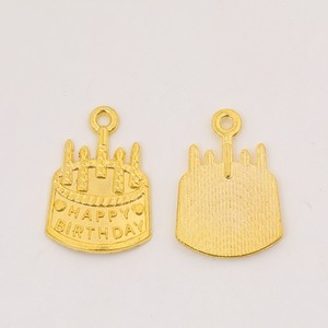 Ciondolo in lega dorata con incisione a forma di <span class=keywords><strong>torta</strong></span> di <span class=keywords><strong>compleanno</strong></span> a lume di candela per decorazione biglietti di auguri e feste - Product Image 4