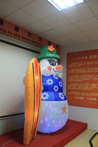 Рождественский надувной снеговик с доской для серфинга - Product Image 5