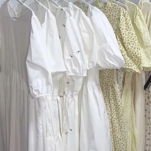 Robes pour femmes en gros. Robes de styles variés, vêtements de marque à prix réduit, stock de vêtements pour femmes, vêtements d'occasion pas chers en gros. - Product Image 5